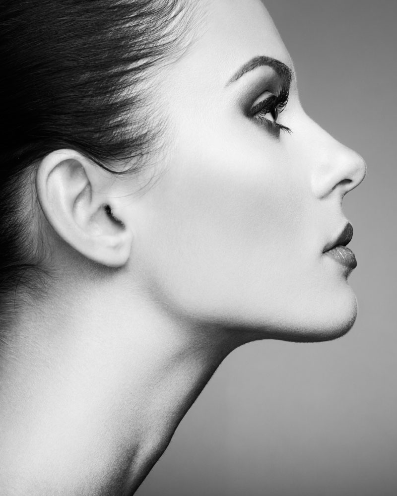 Foto em preto e branco do perfil de um rosto de uma linda mulher.